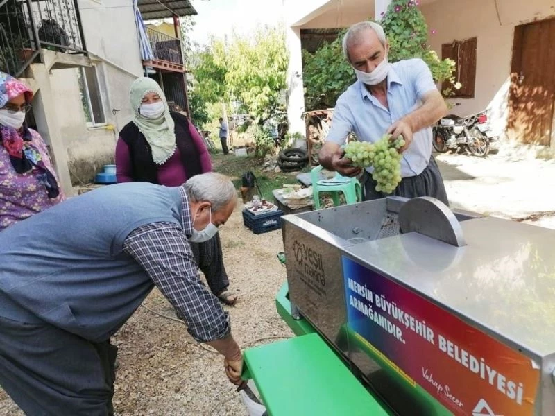 Üzüm suyu artık ayaklarla değil makinelerle elde ediliyor
