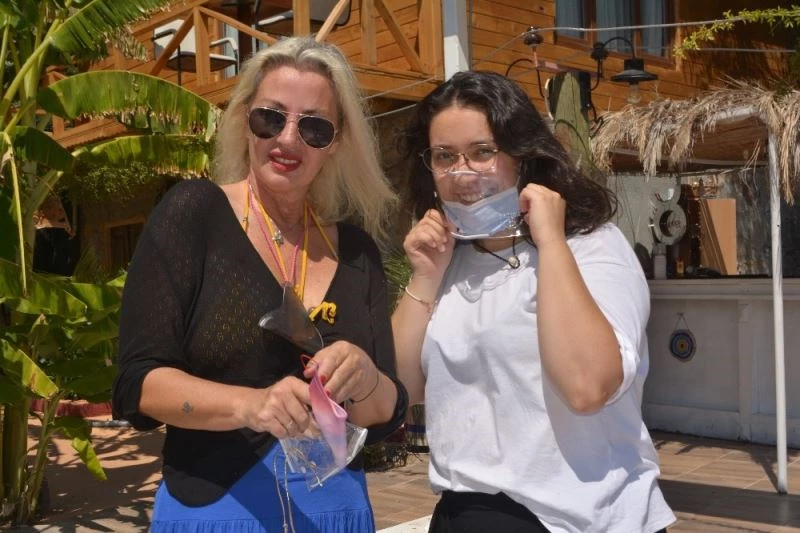 Annesinin kırmızı ruju ve işitme engellilerden ilham aldı, şeffaf maskeler üretti
