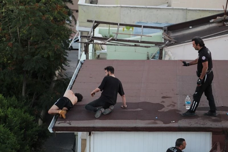Dört katlı binanın çatısının ucunda sızıp kaldı, yürekleri ağızlara getirdi
