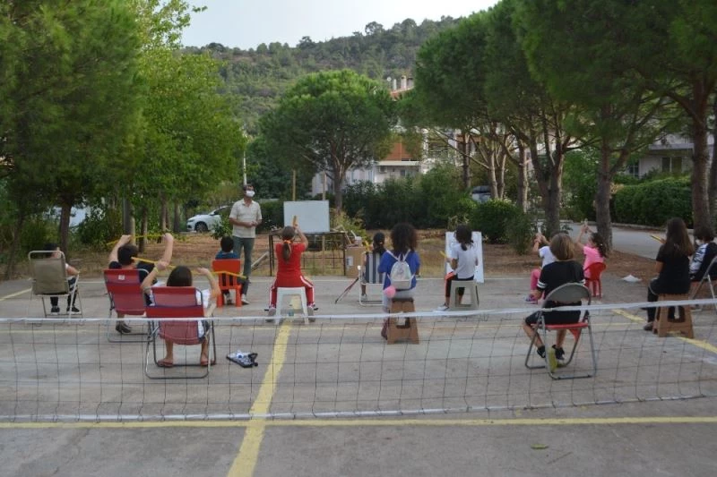 Okula gidemeyen öğrencilere açık havada ders
