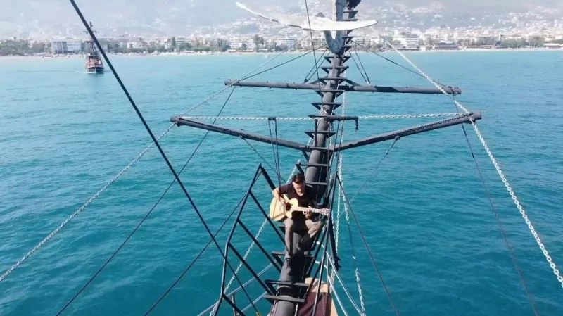 800 metre yüksekte gitar çalan psikolog bu kez de korsan olup gitarını konuşturdu
