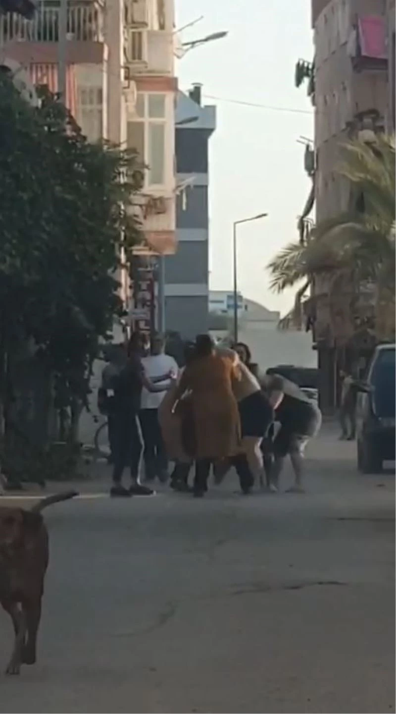 Kadınlar saç saça baş başa kavga etti, erkekler film izler gibi izledi
