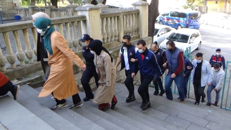 FETÖ’nün paralarını peynir kutusunda saklayan ablalar adliyede
