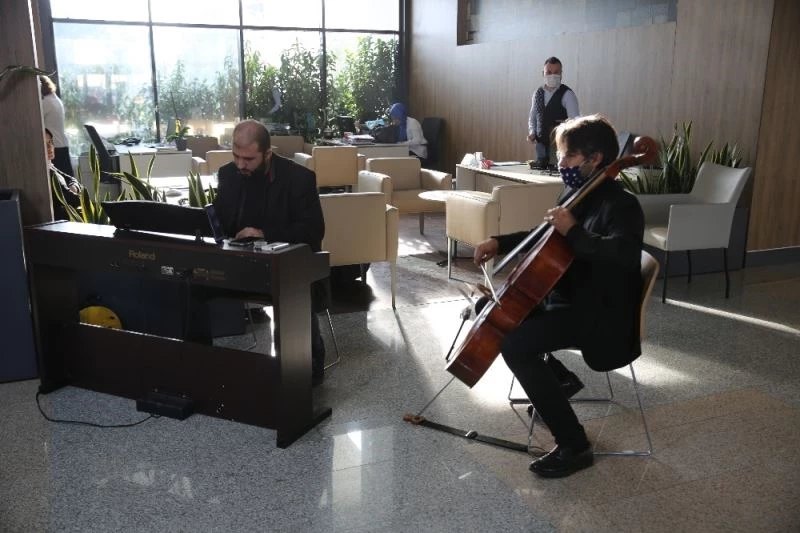 Belediye çalışanlarına müzikli karşılama
