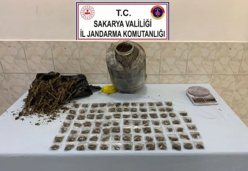 Mezarlık içerisinde bulunan çalılık alana 1 kilo 900 gram kubar esrar gizlemişler
