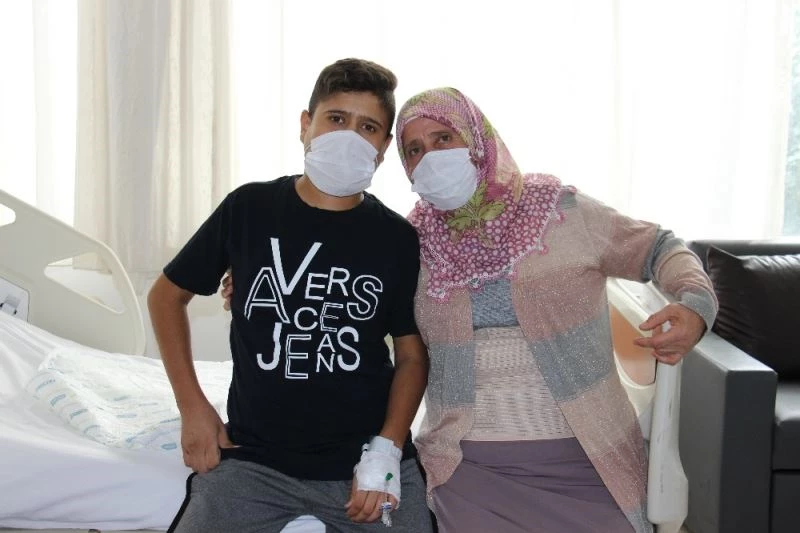 16 yaşındaki Taner, annesinin böbreğiyle hayata tutundu
