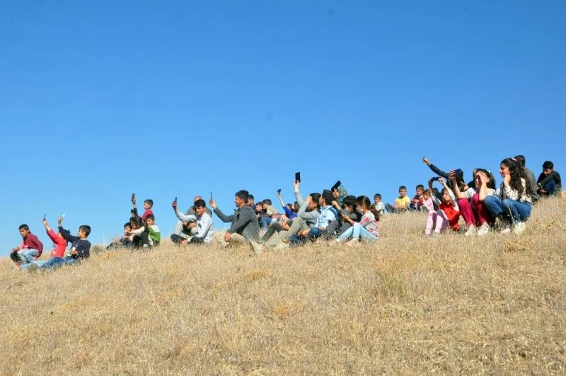 EBA’ya girmek için yüksek rakımlı tepeye çıkıyorlar

