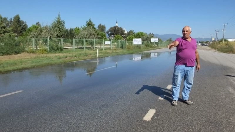 Burhaniye’de yola taşan pis sular tepkiye sebep oldu
