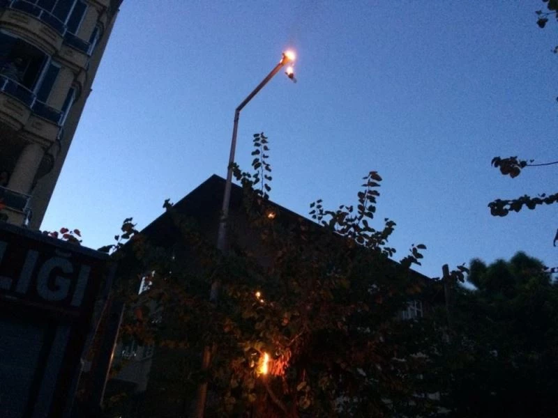 Edremit’te sokak lambası alev alev yandı
