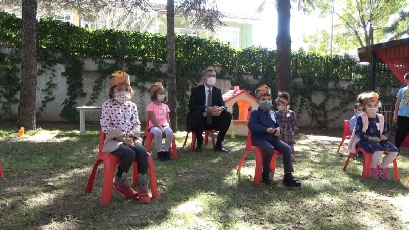 Bakan Selçuk, öğrencilerin temassız oyunlarına eşlik etti
