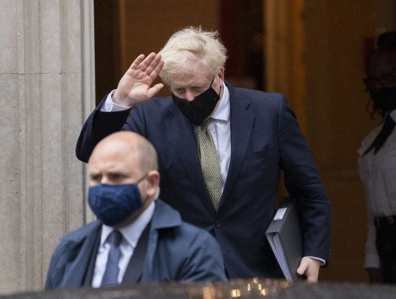 İngiltere’de yeni kısıtlamalar üç kademede uygulanacak
