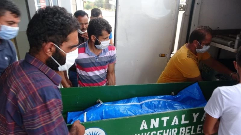 Bir babanın yangında ölen bebeğine son bakışı
