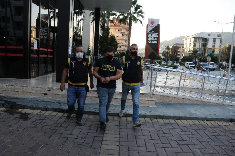 Sahte bilezik vererek 13 bin TL dolandırdı, son işinde baltayı taşa vurdu
