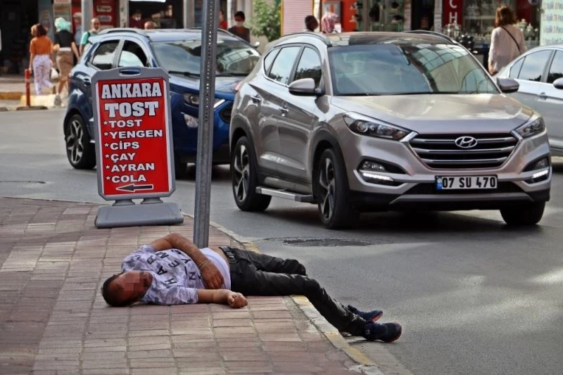 Esnaf sandalyesini sarhoş adam için uyarı levhası yaptı
