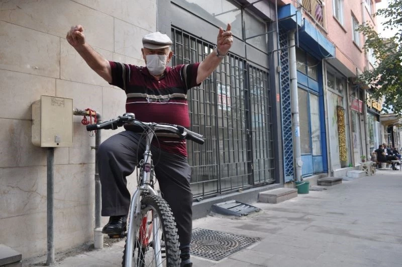 (Özel) ’Akay Dayı’ çevresine neşe saçıyor
