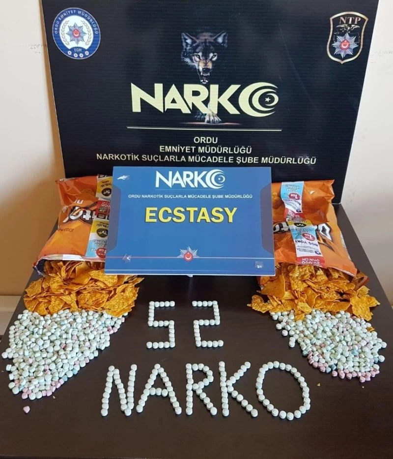 Cips paketinde uyuşturucu saklayan 2 kişi tutuklandı
