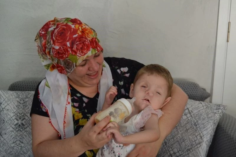 3 yaşındaki kızının gözü, kulağı, nefesi oldu
