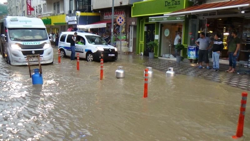 Dükkanlarına su girmesin diye yolu tüplerle kapattılar
