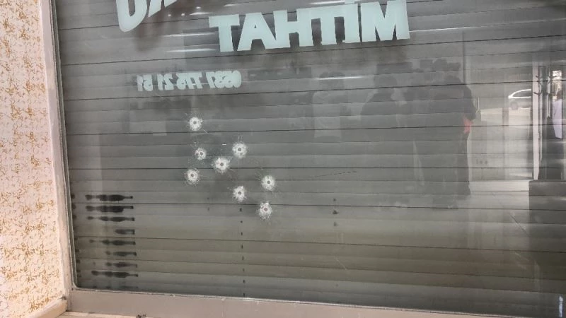 Erkek kuaförü dükkanına kurşun yağdırdılar
