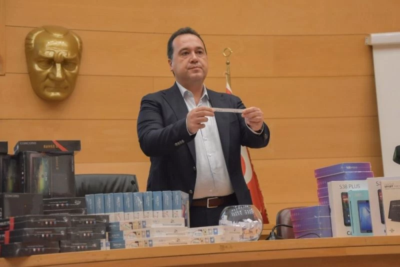 Akhisarlı öğrenciler canlı yayında tabletleriyle buluştu
