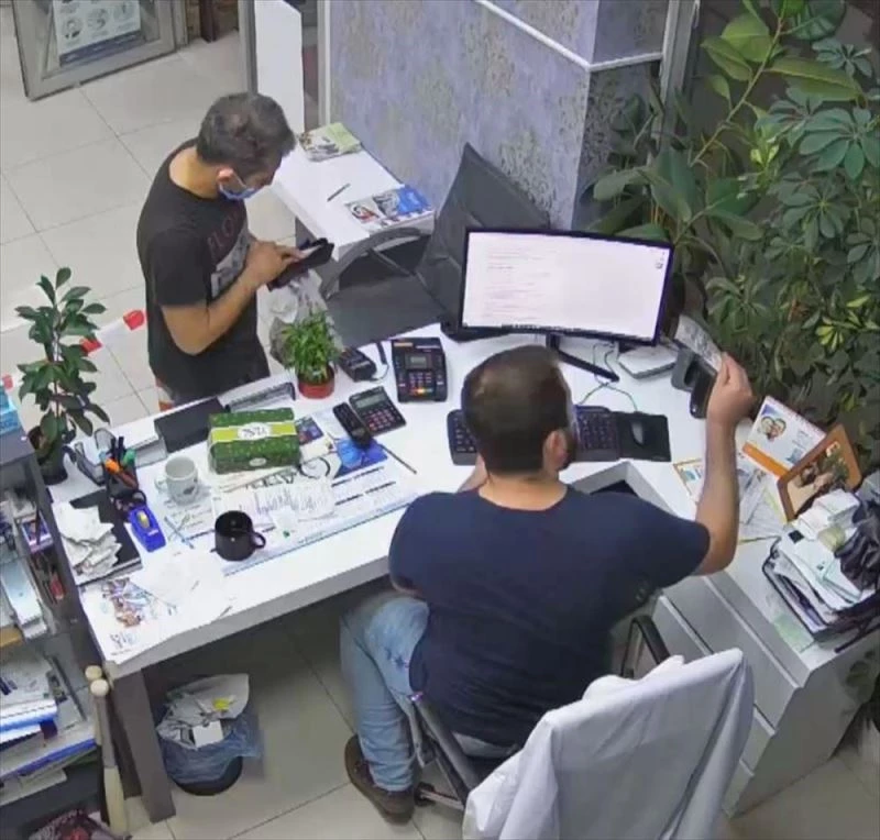 Kılık değiştirip sahte parayla alışveriş yapan şüpheli güvenlik kamerasında