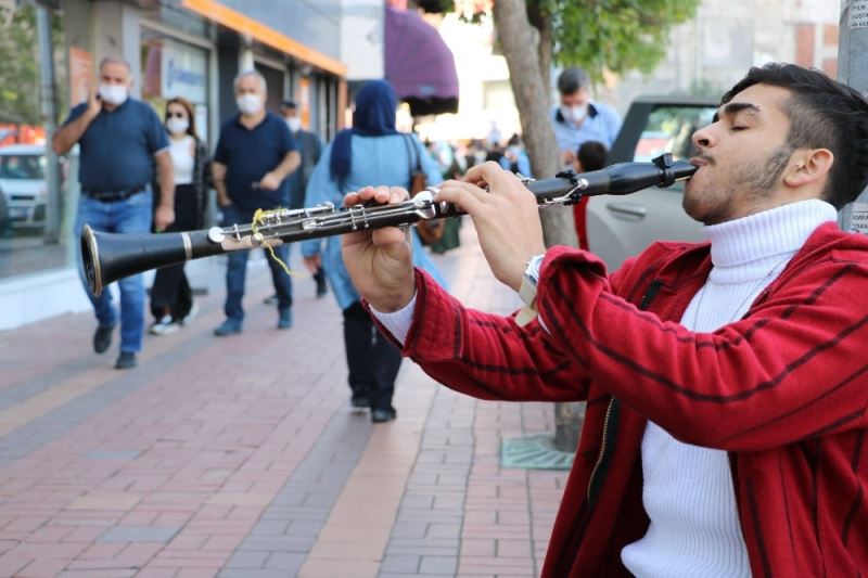 Sokak müzisyeni genç, salgına rağmen moral kaynağı oluyor
