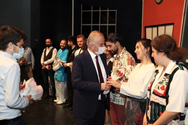 Denizli’de tiyatronun perdeleri açıldı
