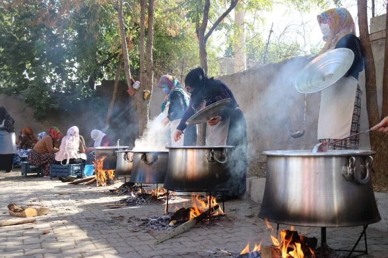 Diyarbakırlı kadınlar ihtiyaç sahiplerine ücretsiz konserve dağıtıyor

