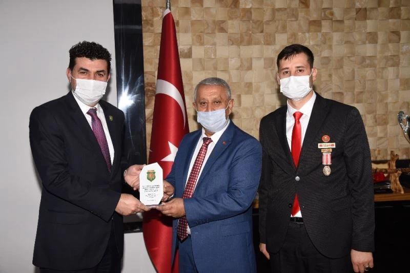 Başkan Zeybek: “Şehit yakınları ve gazilerimiz milletimizin ve devletimizin göz bebeğidir”
