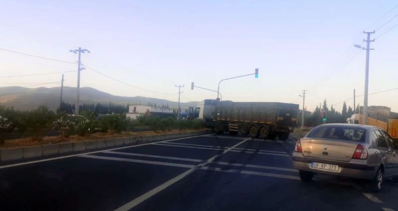 Kontrolden çıkan tır refüjde durabildi
