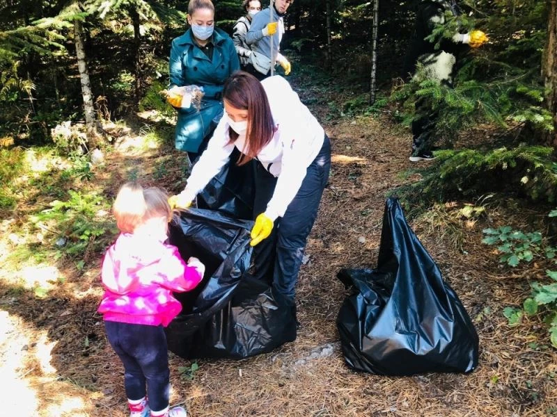 Başkan Tekin, Bozcaarmut göleti çevresindeki temizlik çalışmalarına katıldı
