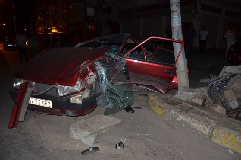 Alkollü sürücü trafoya çarparak kaza yaptı
