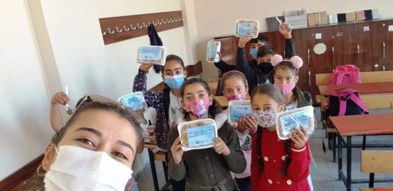 Erzurumlu minik öğrenciler incirle tanıştı
