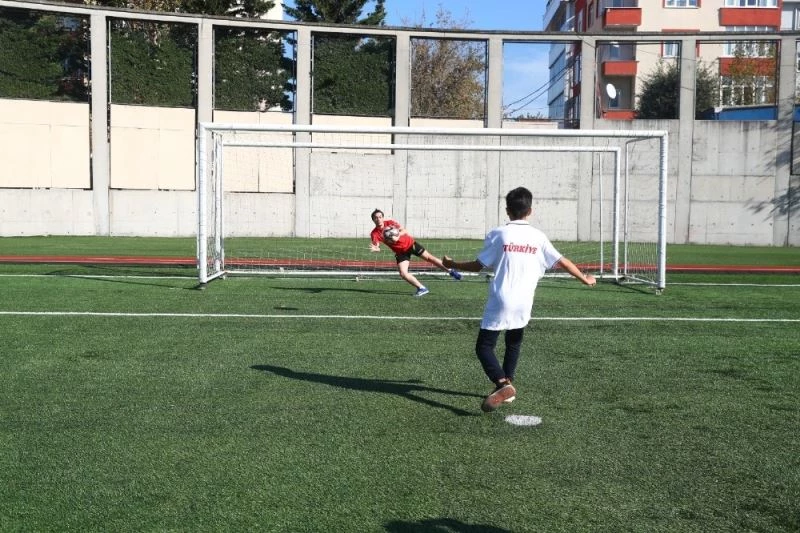 Bağcılarlı Emirhan’dan Süper Lig formalarıyla maske ve mesafe mesajı
