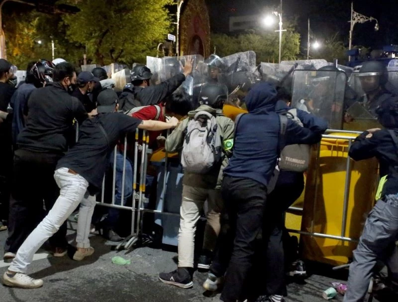 Tayland’da hükümet karşıtı gösteriler sırasında acil durum ilan edildi
