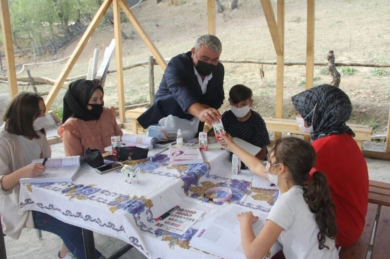 Muhtar, evinde interneti olmayan öğrenciler için köye sınırsız internet bağlattı
