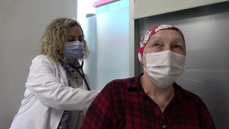 Emekli hemşire doğru tedavi sayesinde 3. evre meme kanserini yendi
