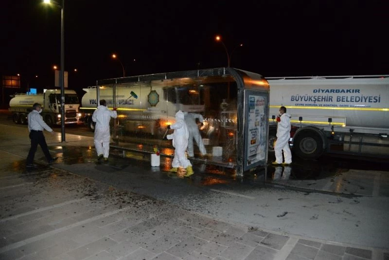 Diyarbakır’da durak ve üst geçitler yıkandı
