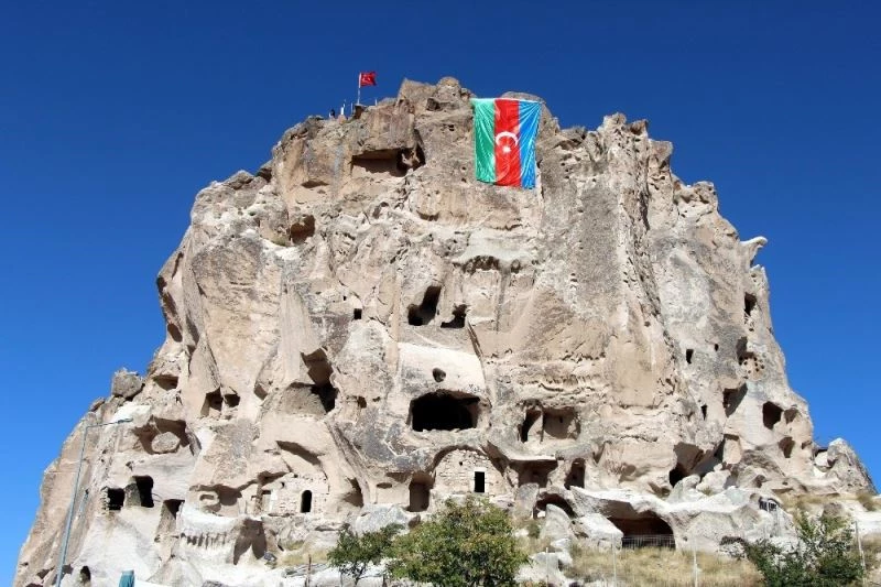 Dünyanın en yüksek peribacasına Azerbaycan bayrağı asıldı
