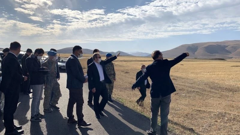 Vali Epcim, Arpalı bölgesinde yapılacak askeri kışla sahasında incelemede bulundu

