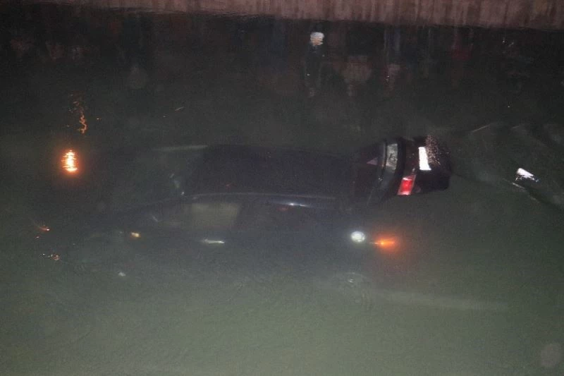 Otomobil kanala düştü, vatandaşlar sosyal mesafeyi hiçe sayıp kazayı izledi
