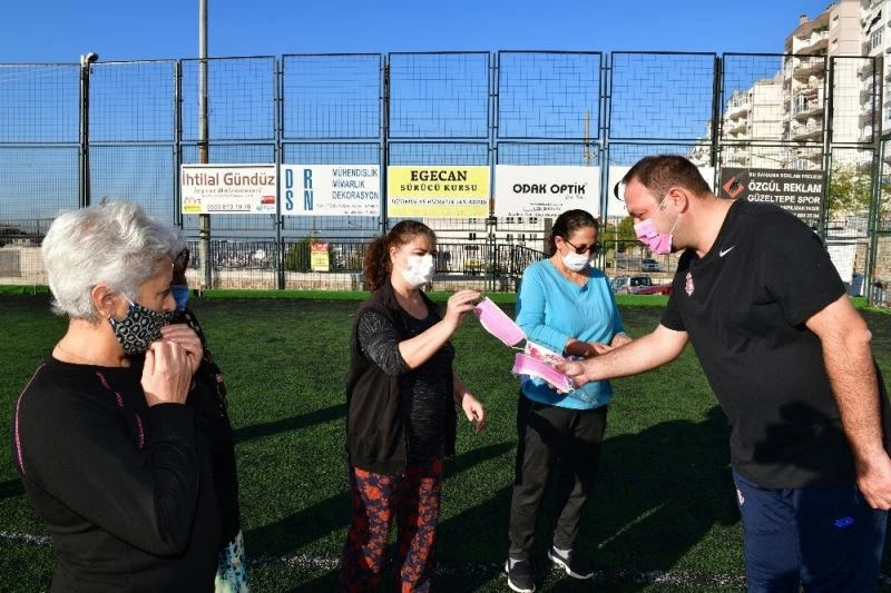 Meme kanserine pembe maskeyle dikkat çektiler
