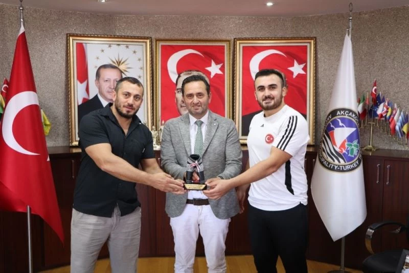 Milli Güreşçiler, Başkan Yanmaz’ı ziyaret etti
