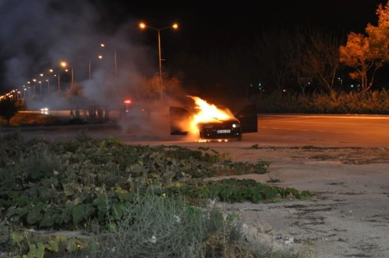 Seyir halindeki otomobil biranda alev topuna döndü
