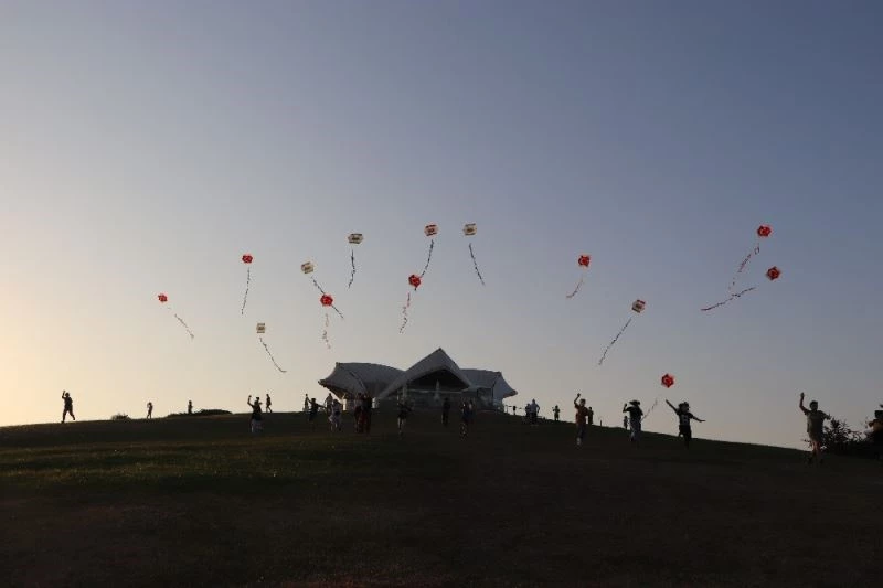 Uçurtmalar Karabağ için havalandı: Gökyüzü Türkiye ve Azerbaycan bayrakları ile şenlendi
