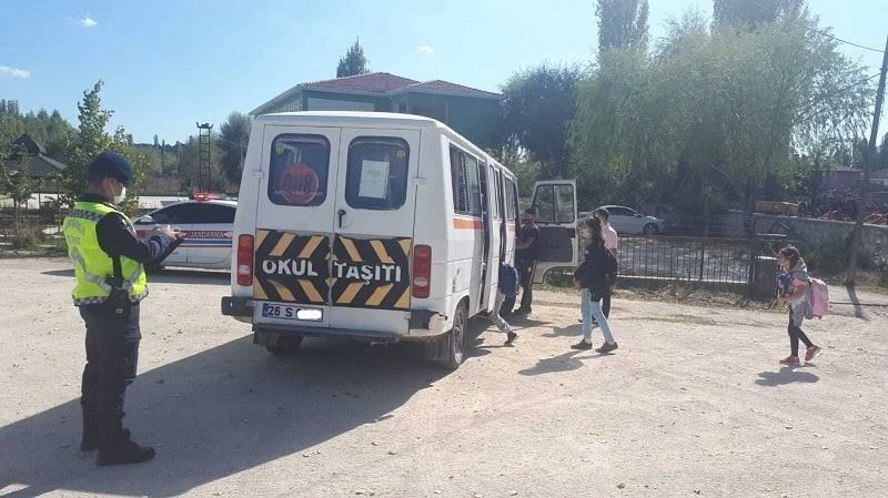 Miniklerin güvenle seyahati için jandarma denetimlerini arttırdı
