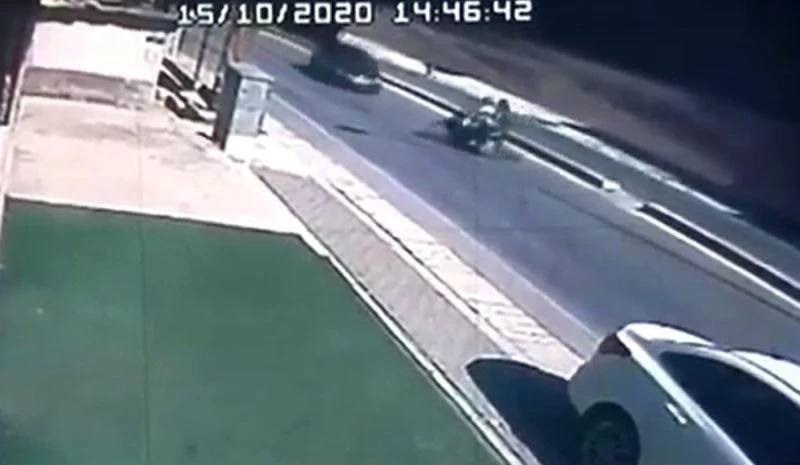 Otomobilin çarptığı motosikletten böyle savruldular
