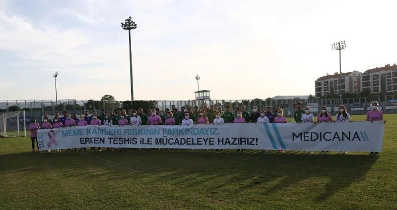 Bursaspor antrenmanında meme kanserine dikkat çekildi

