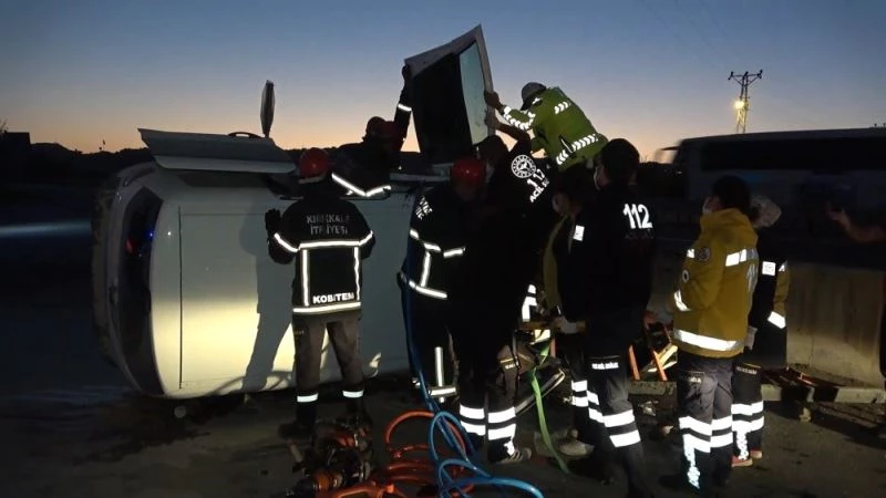 Hafif ticari araç demir korkuluğa saplandı: 1 ölü, 2 ağır yaralı
