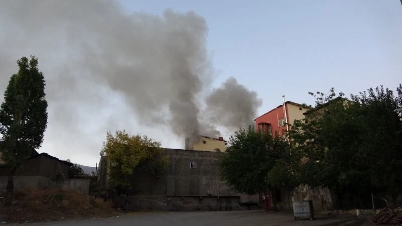 Muş’ta gece saatlerinde başlayan yangın söndürülemiyor
